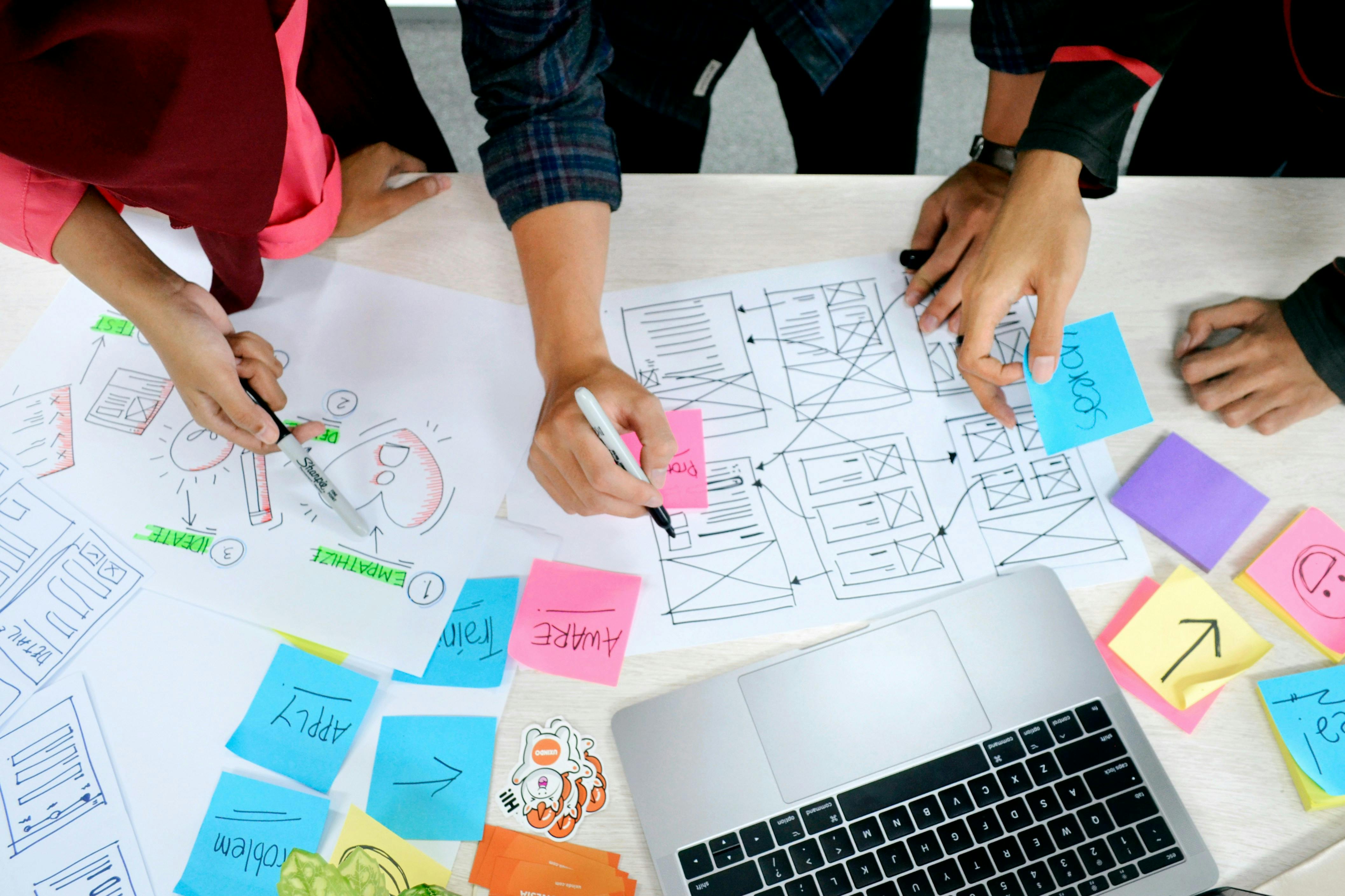 Persone che lavorano a dei prototipi