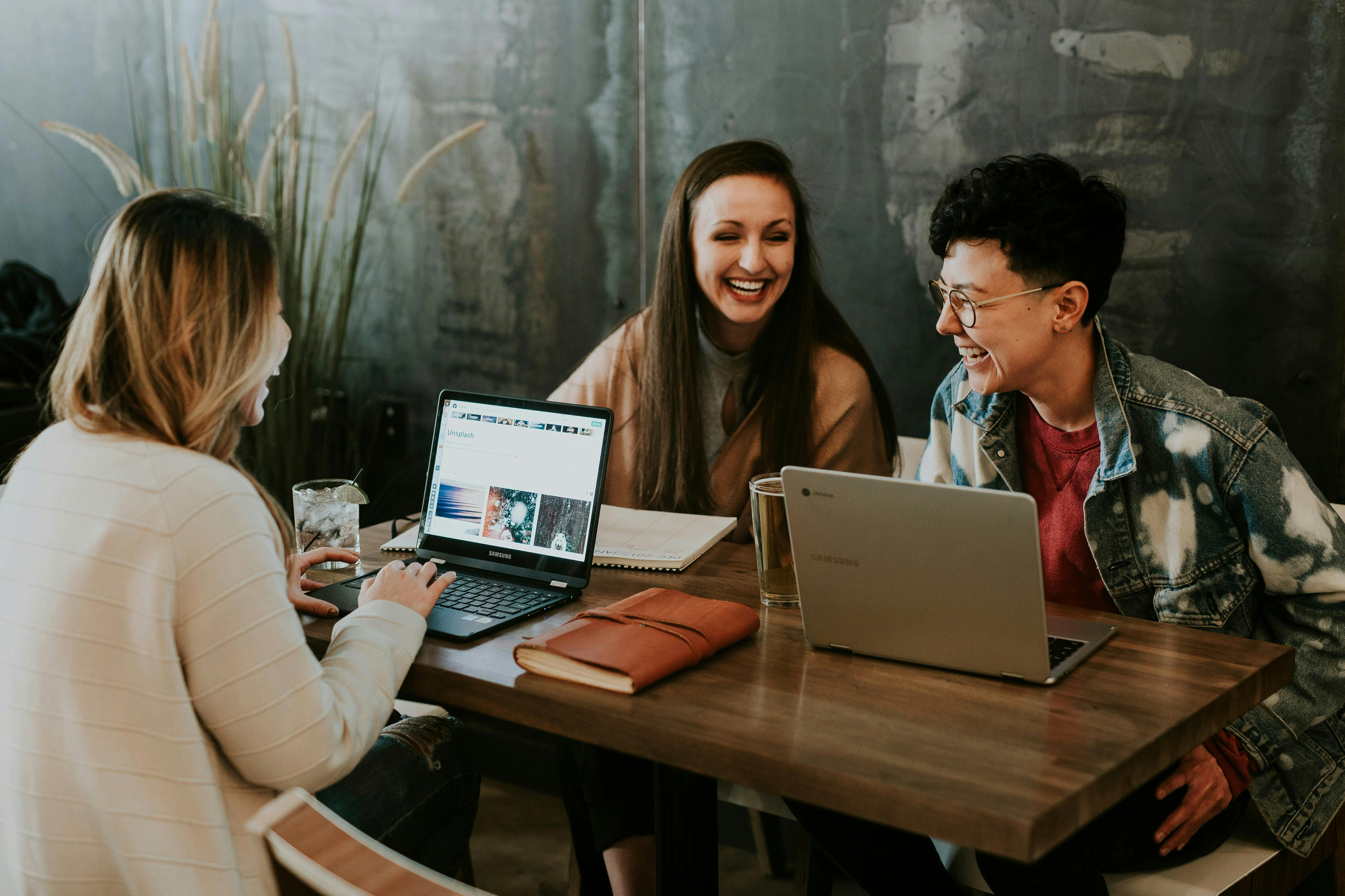 Persone sorridenti lavorano al pc