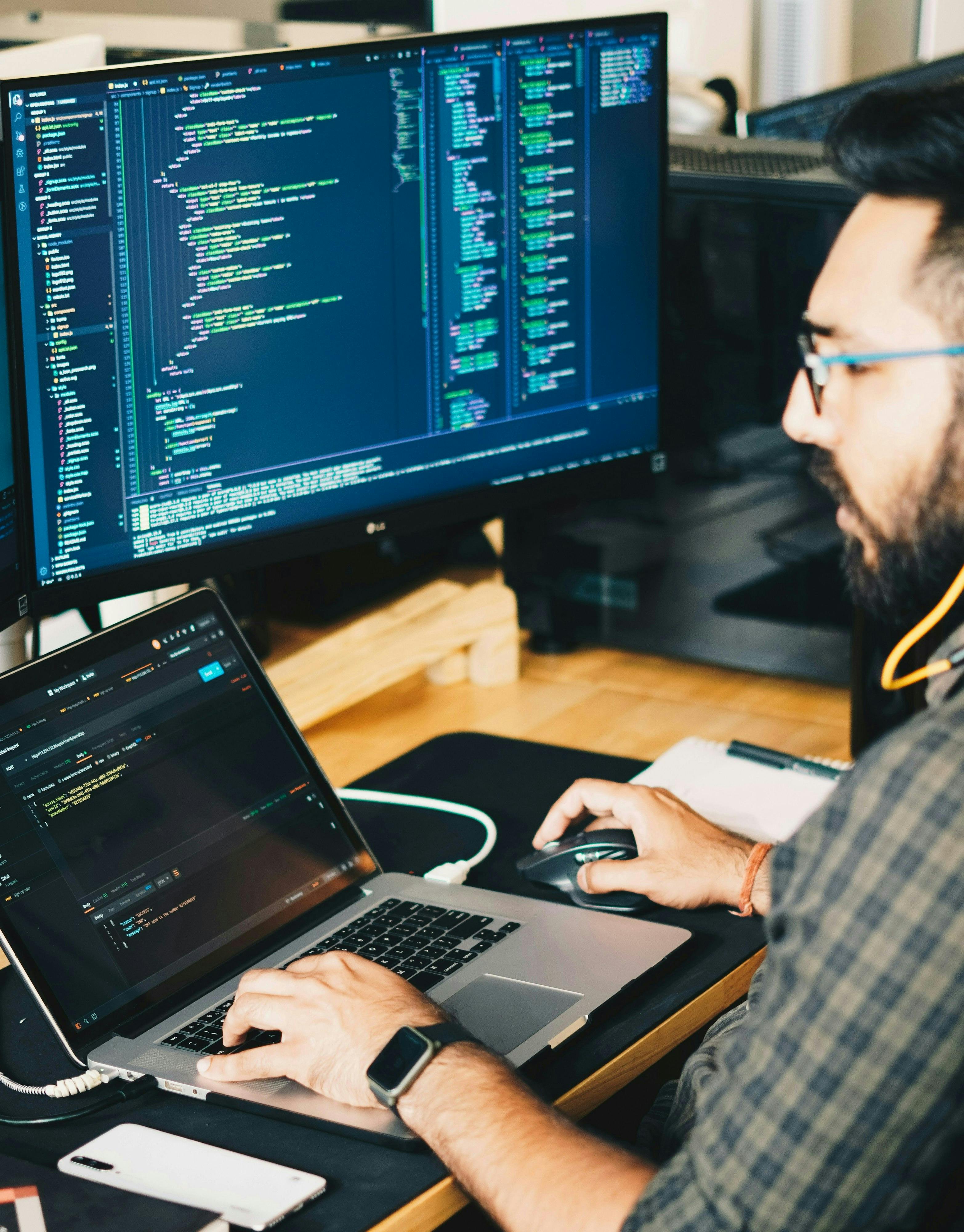 Un Frontend che lavora al pc