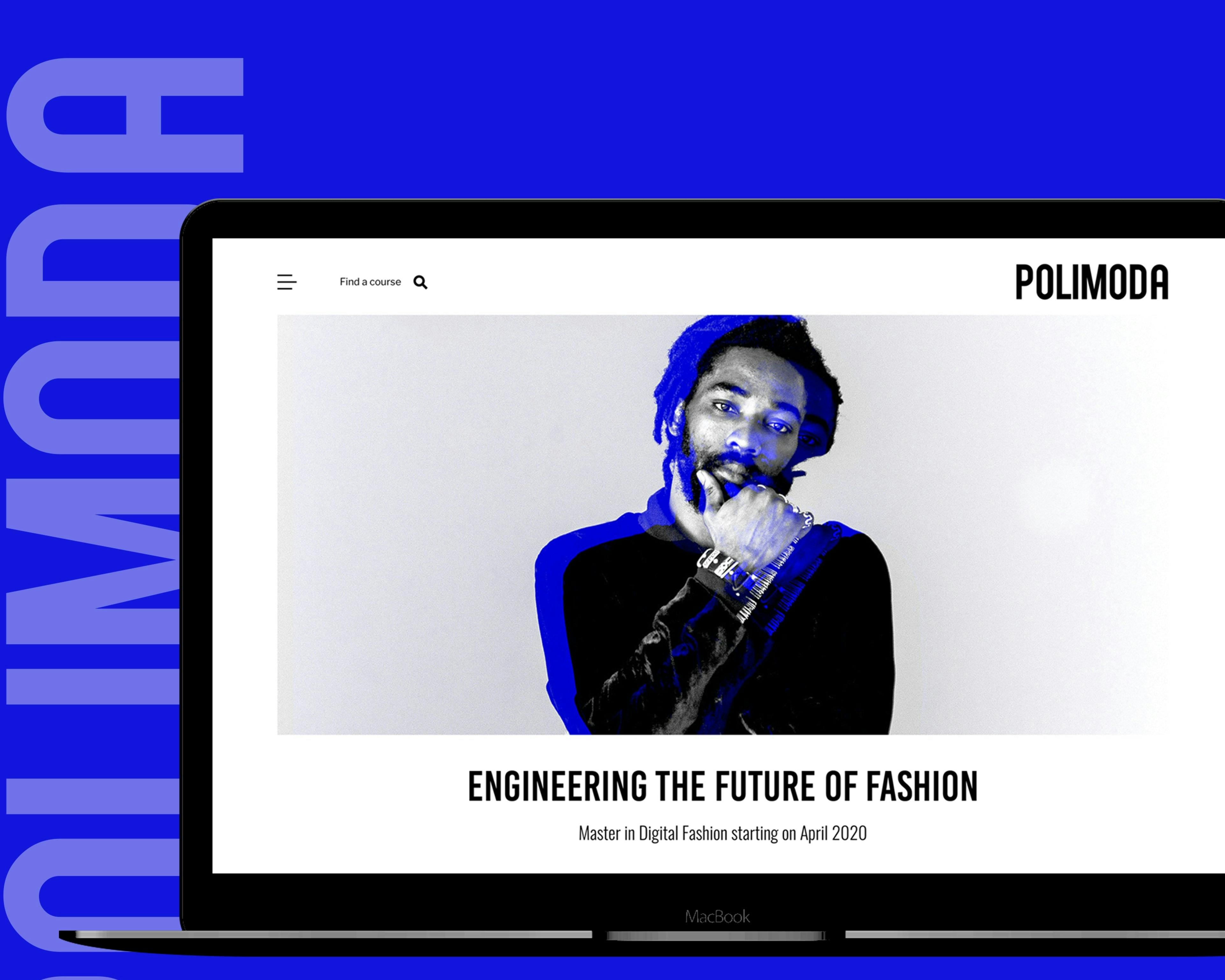 Un laptop con uno schermo che mostra un sito web di moda digitale, con un testo che dice "Engineering the Future of Fashion", mentre lo sfondo è blu con il marchio "POLIMODA" in lettere maiuscole al lato.