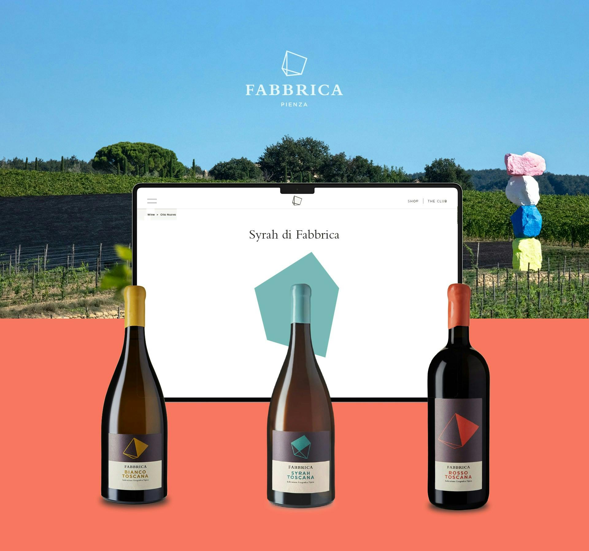 Tre bottiglie di vino con etichette geometriche colorate sono esposte davanti a un computer che mostra il sito web "Fabbrica", con una vigna rigogliosa e un cielo azzurro sullo sfondo.