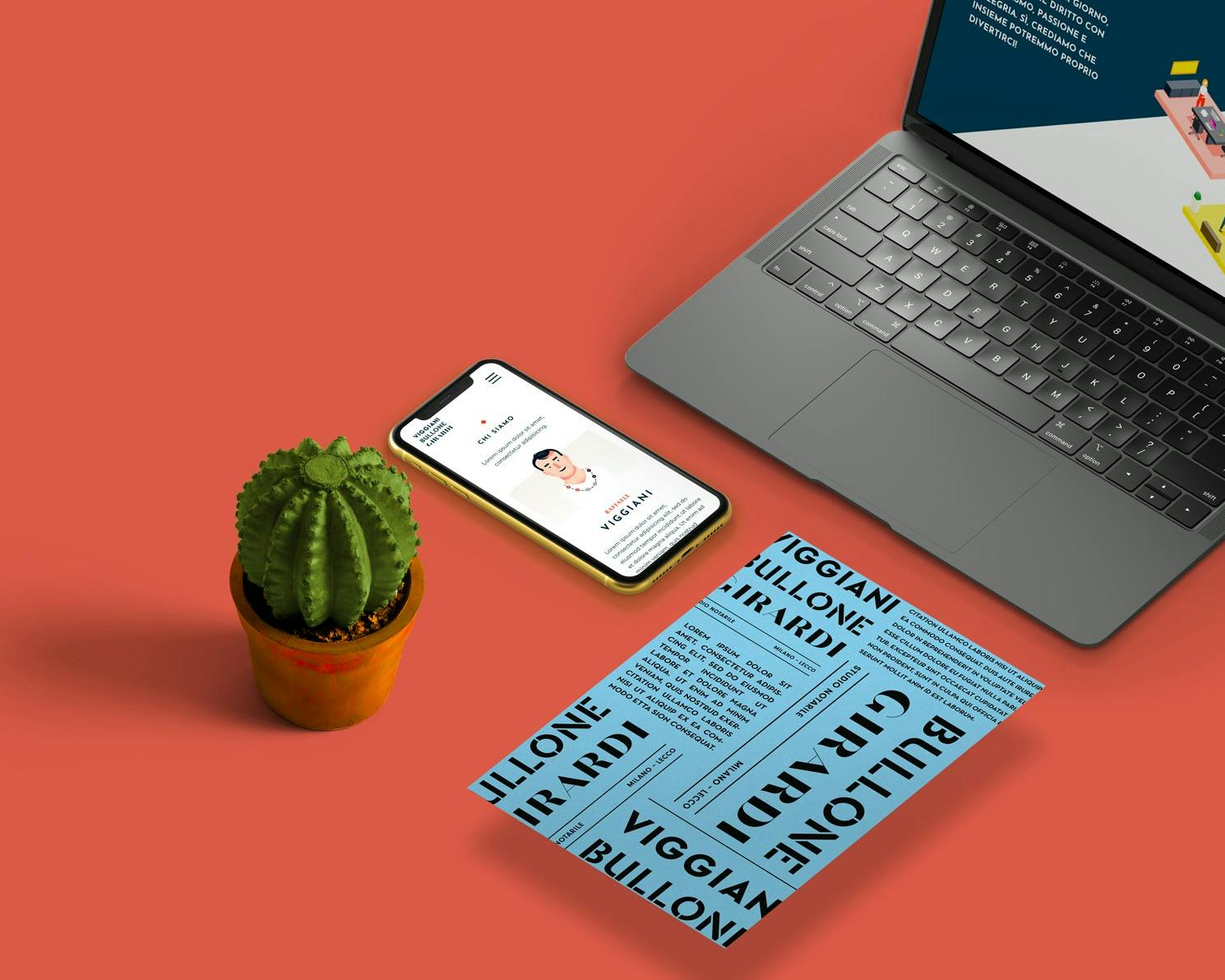 Un laptop aperto accanto a uno smartphone che mostra una grafica, con un piccolo cactus in vaso e un foglio stampato su una superficie arancione.