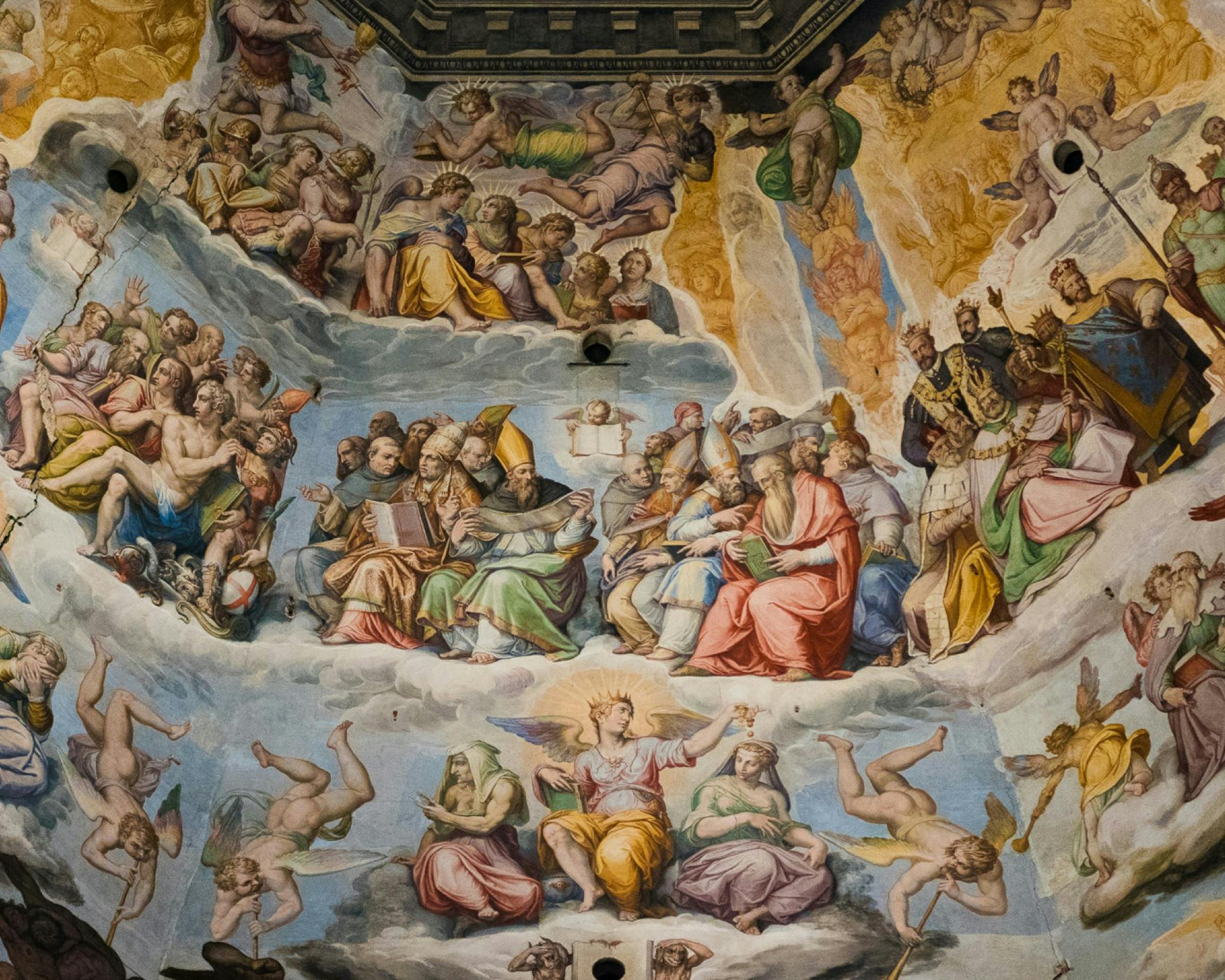 Un affresco rinascimentale riccamente dettagliato raffigura una scena celeste con figure angeliche e personaggi storici immersi in nuvole colorate.
