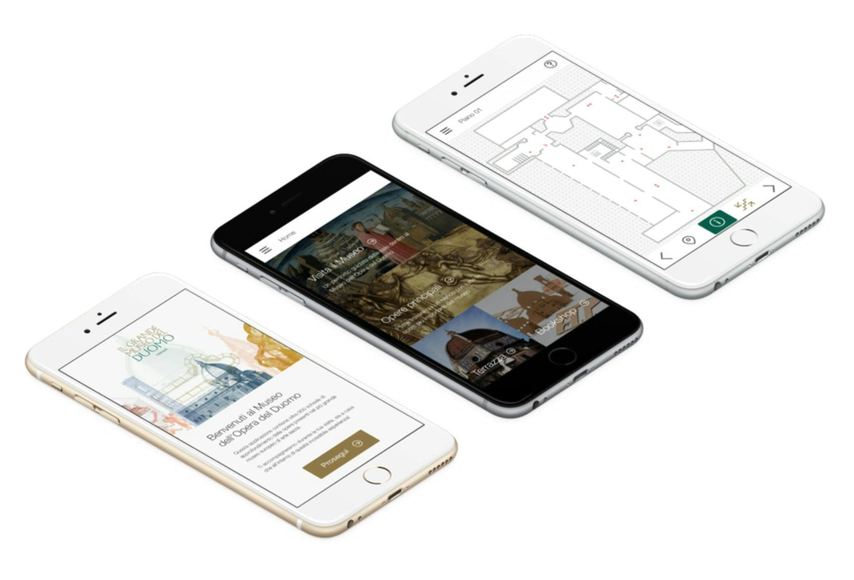 Tre smartphone bianchi su uno sfondo bianco mostrano diverse schermate di un'app: uno raffigura un'opera d'arte, uno mostra una mappa e il terzo un'introduzione o un menu.