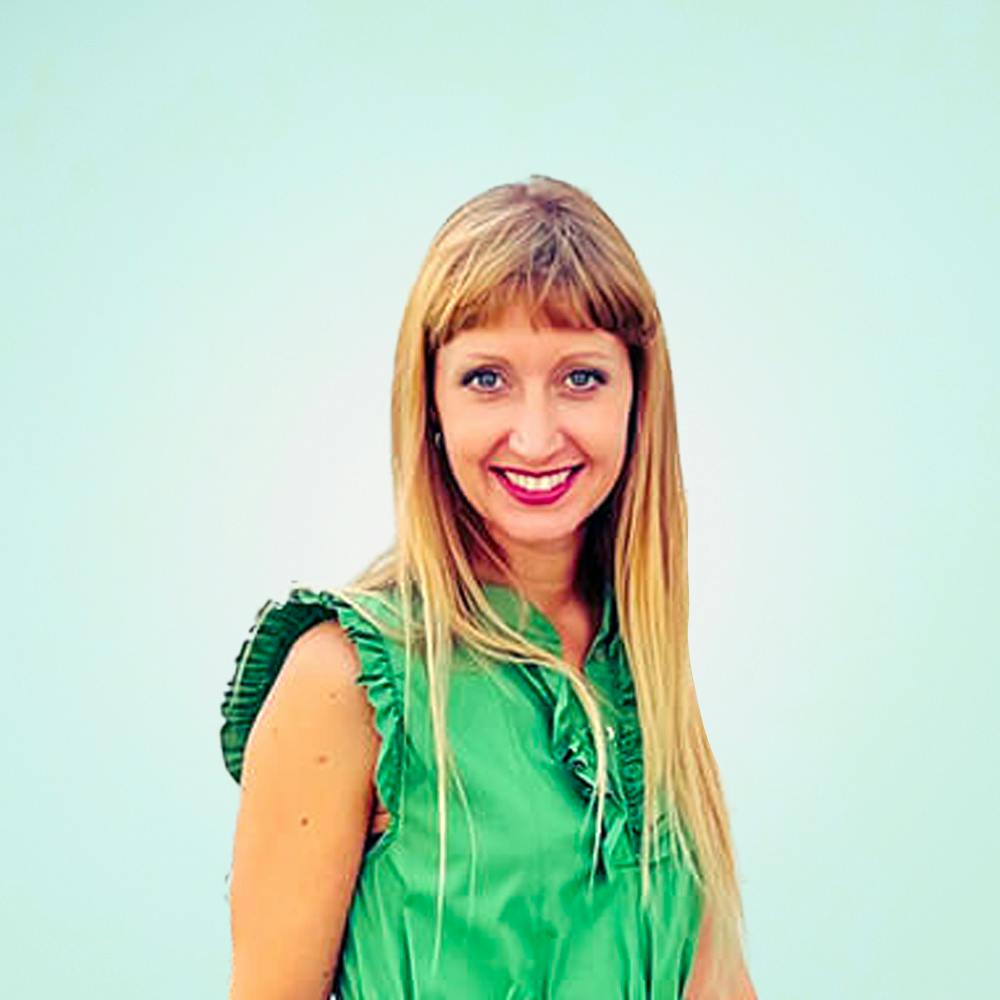 Mi dispiace, non so chi sia la persona nella foto. 

Una donna in abito verde sta sorridendo di fronte all'ingresso della collezione Peggy Guggenheim a Venezia, con il muro di marmo che mostra scritte decorative dietro di lei.