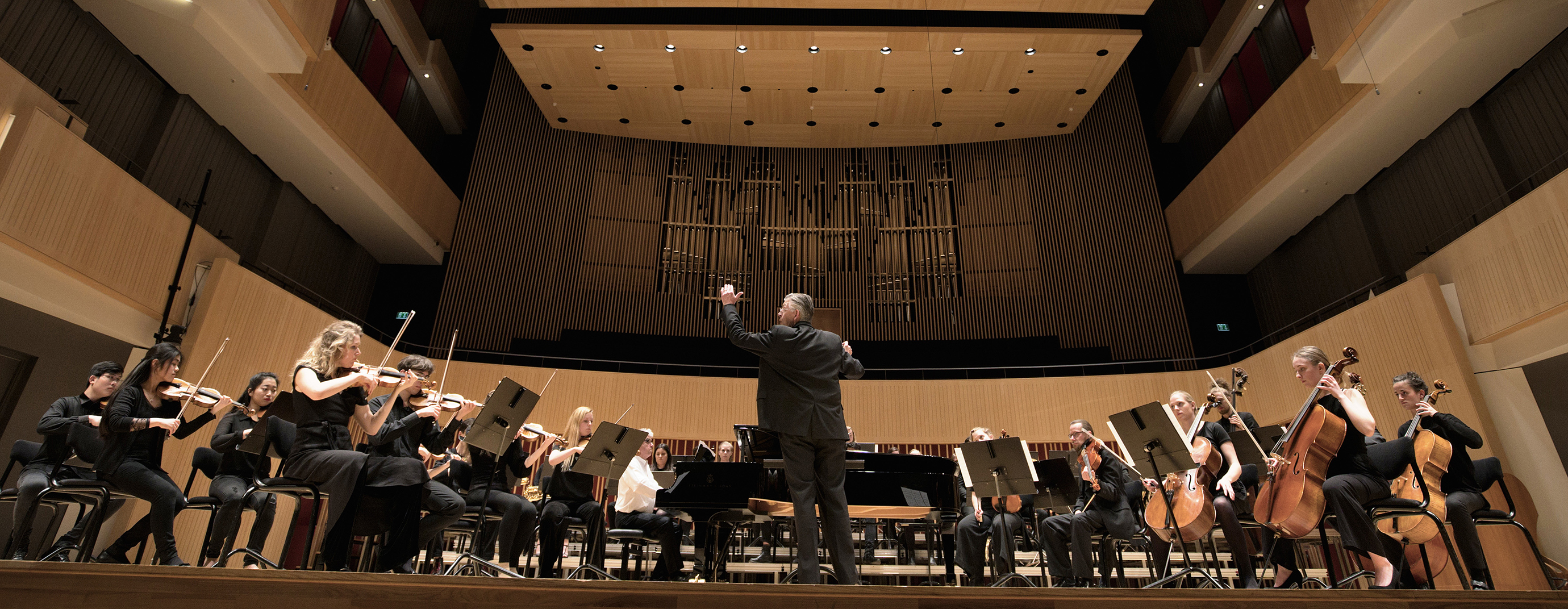 Plakat for RAMA Classics 2025 - orkester i grupper: Hele symfoniorkestret