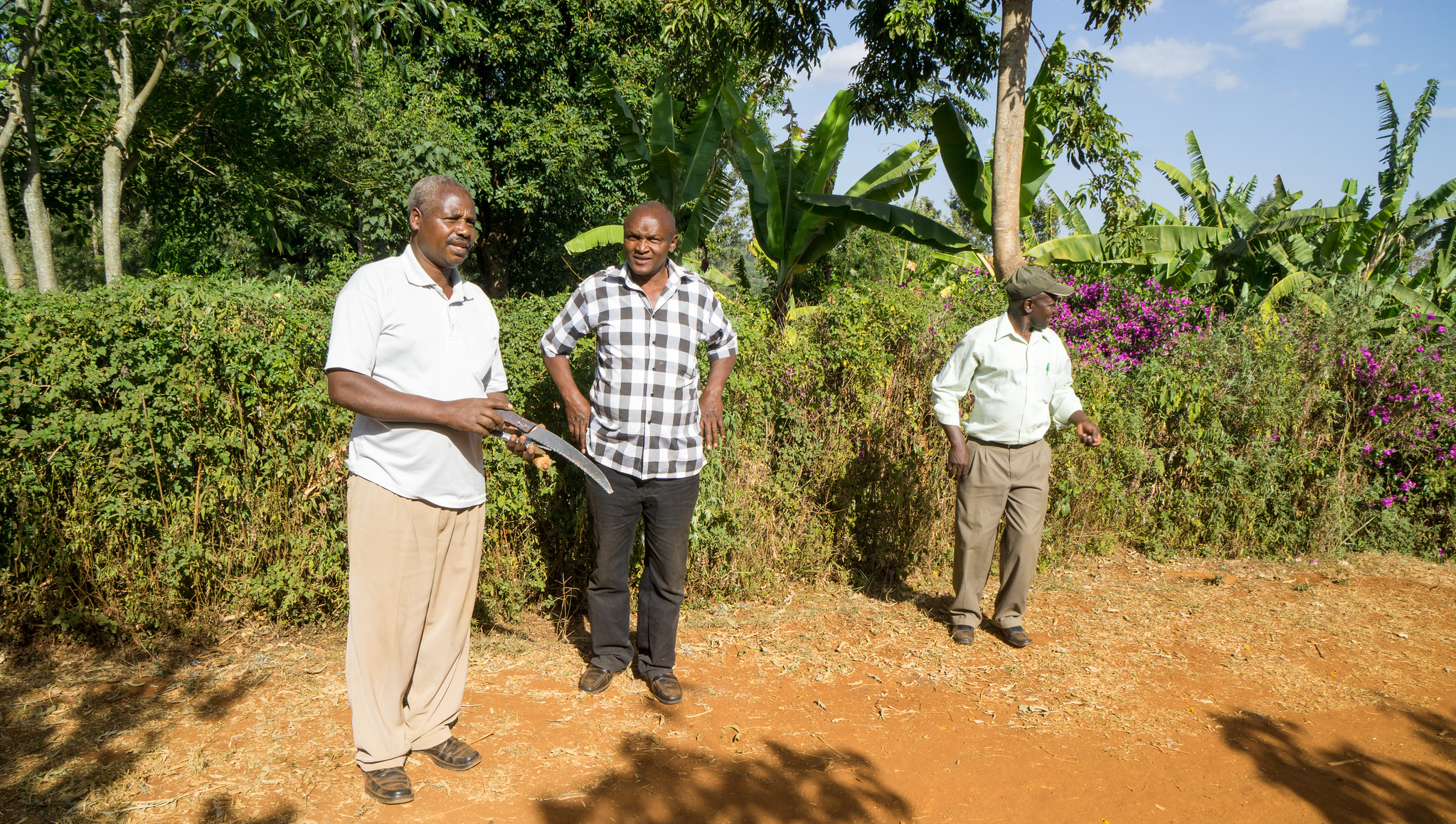 Kieni farmer Joseph Ngari to the left, factory manager Jospath in the middle and chairman Charles to the right.