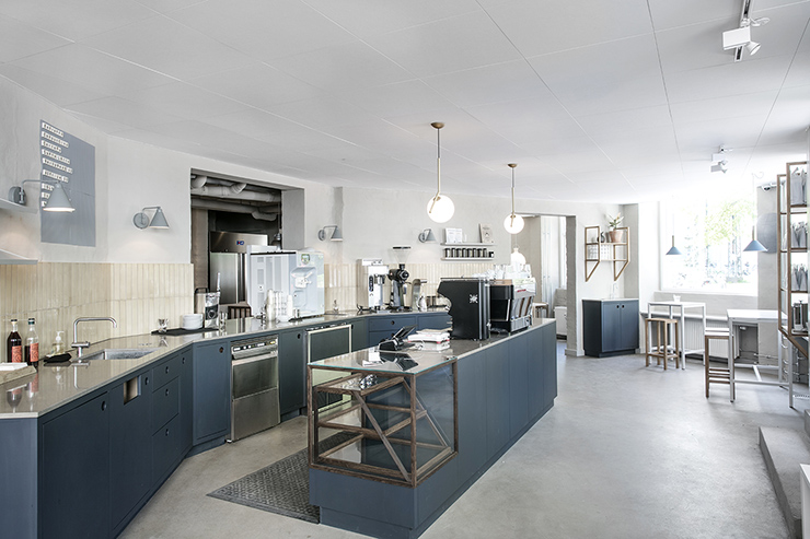 Open kitchen with window seats, reminiscent of Jægersborggade 10.