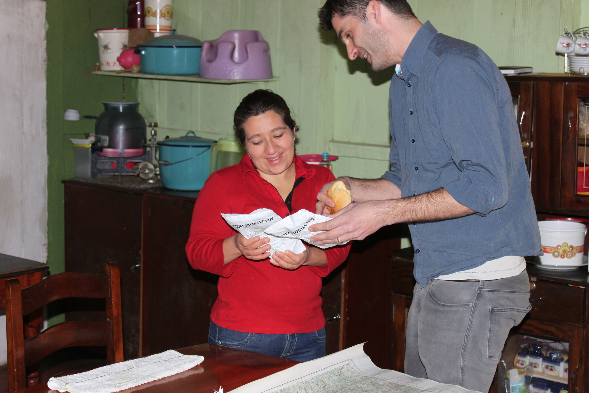 Peter bringing a back of roasted El Diamante to Patricia Perez.