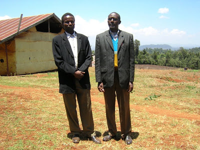 Operational Manager of Kiawamururu Peter Kingori and Chairman of the Kiawamururu factory Patrick Kinyua