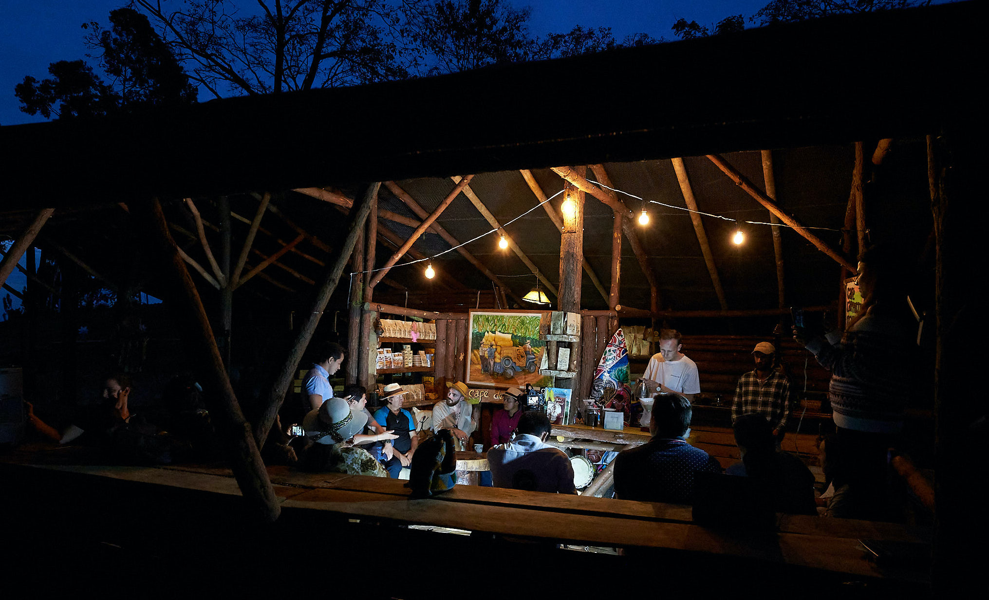 Brewing coffee, playing music, chatting and having a beer at the Eco Lodge near Gigante