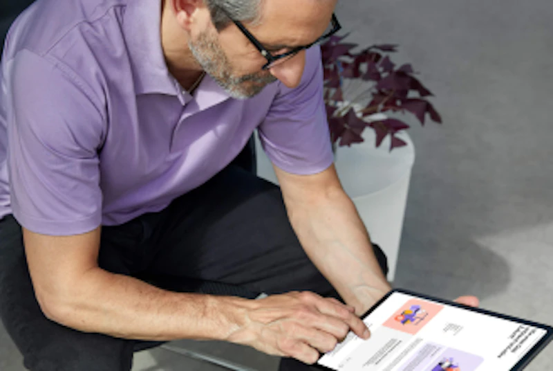 Ein Mann der am Ipad einen Artikel von Cryptonow Discover liest