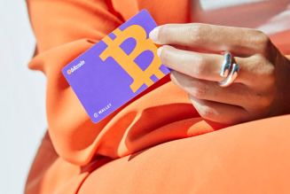 Una donna tiene la carta del portafoglio Cryptonow tra le mani
