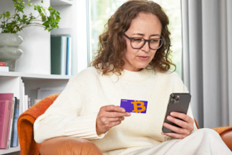 Una donna attiva rapidamente e facilmente la carta regalo Cryptonow sul suo smartphone