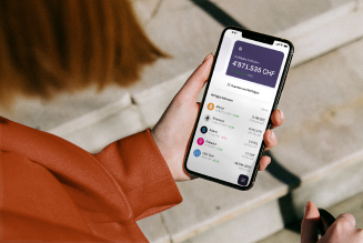 Eine Frau schaut auf ihrem Handy die Übersicht von ihrem Krypto-Portfolio auf der Cryptonow App an