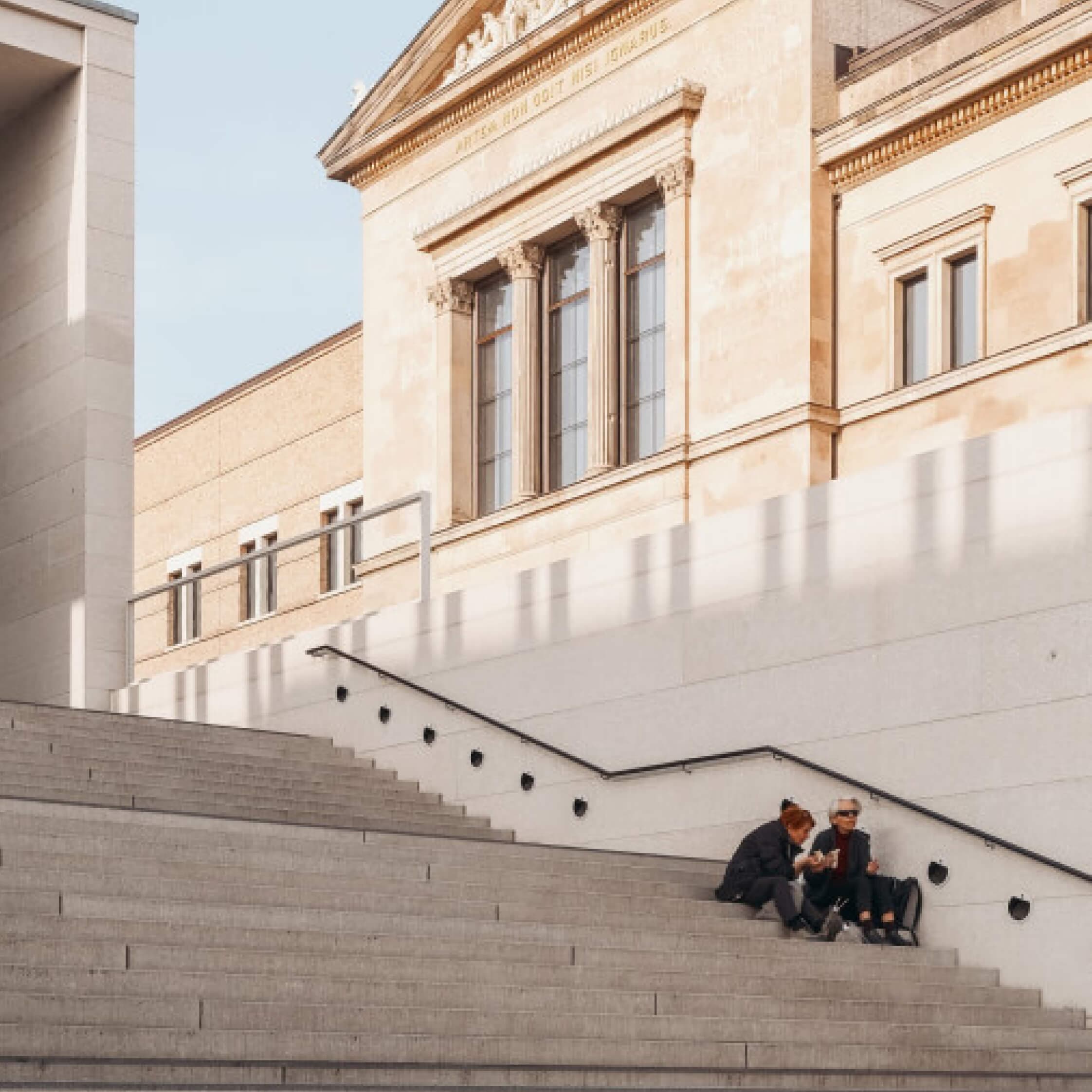 Due persone sedute su una scala