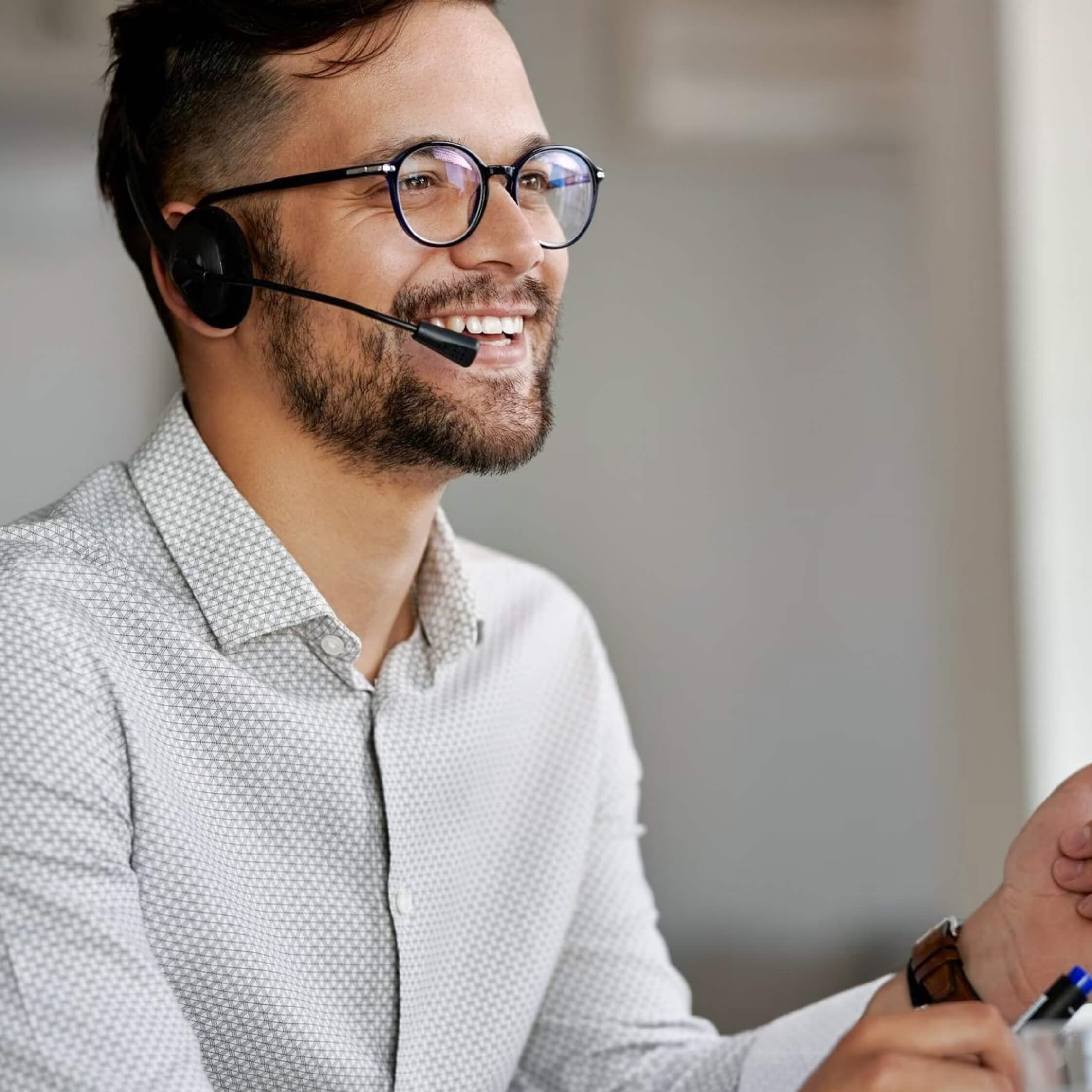 Ein Cryptonow Kundendienstmitarbeiter der am Telefon Kunden persönlich berät