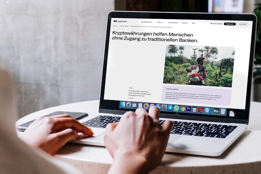 Eine Person die am Laptop den Education Hub Cryptonow Discover entdeckt