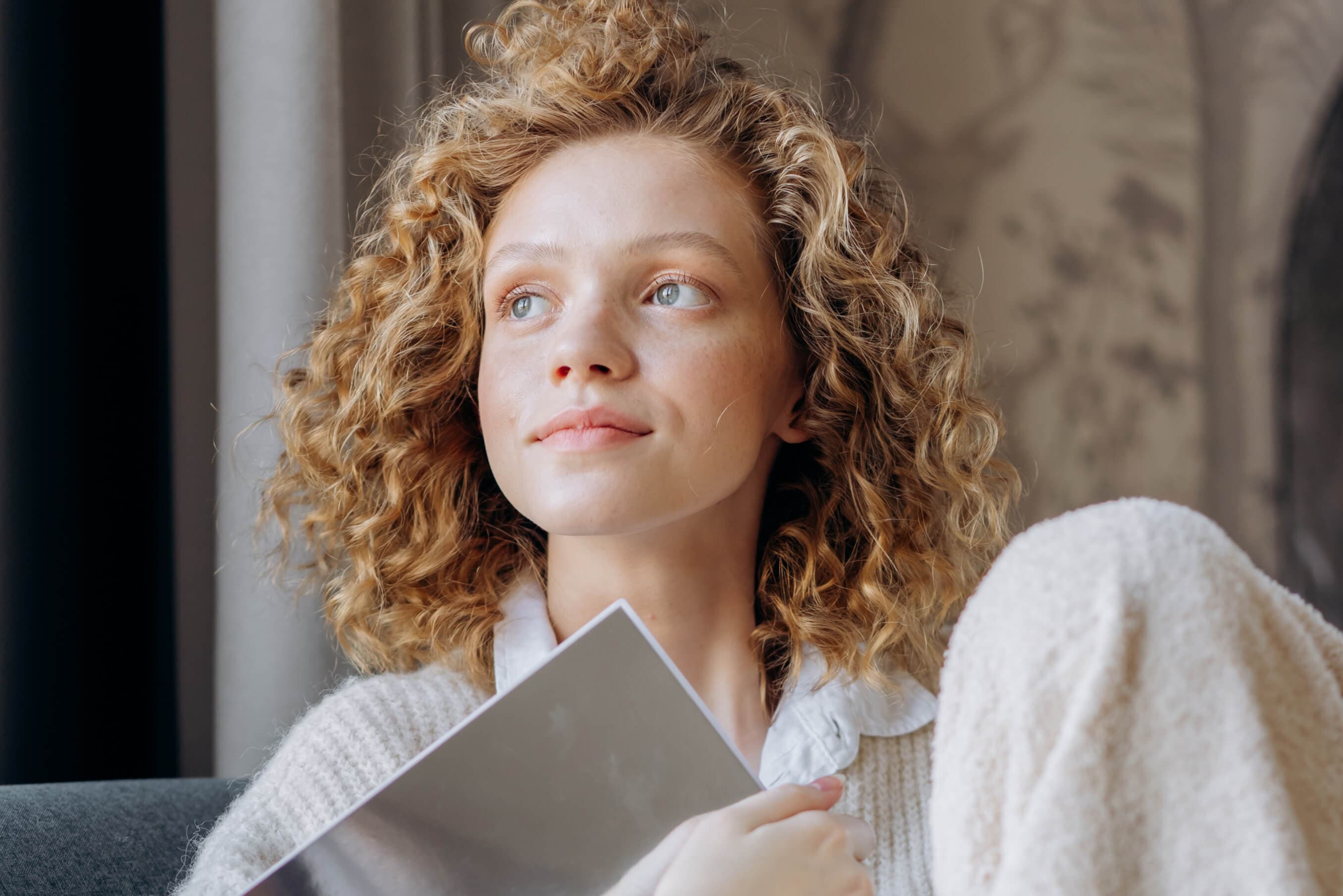 Une fille qui se demande si les cryptomonnaies peuvent stabiliser l'inflation