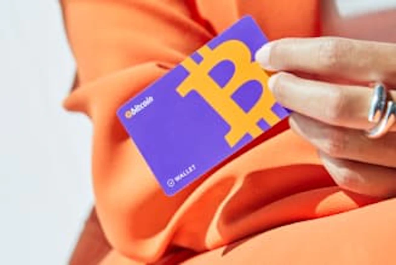 Una donna tiene la carta del portafoglio Cryptonow tra le mani