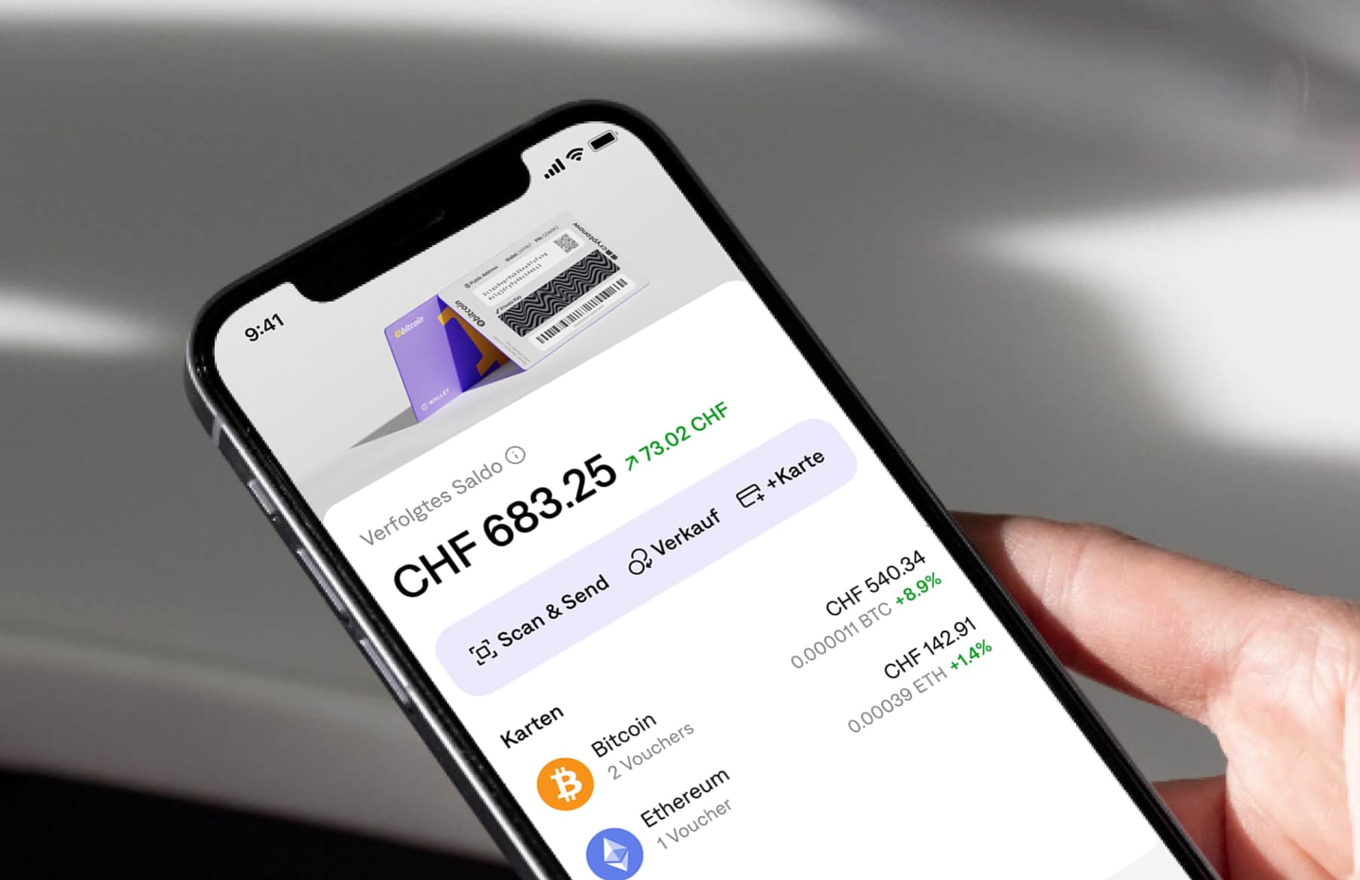 Person die ein Iphone in der Hand hält und die Krypto Kurse auf der Wallet App verfolgt