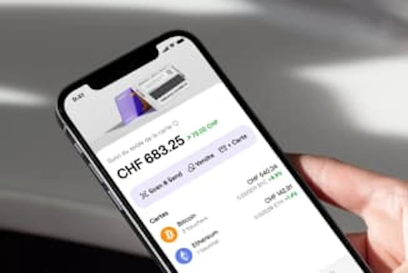 Une personne tenant un iPhone et suivant les cours des cryptomonnaies sur l'application de portefeuille.