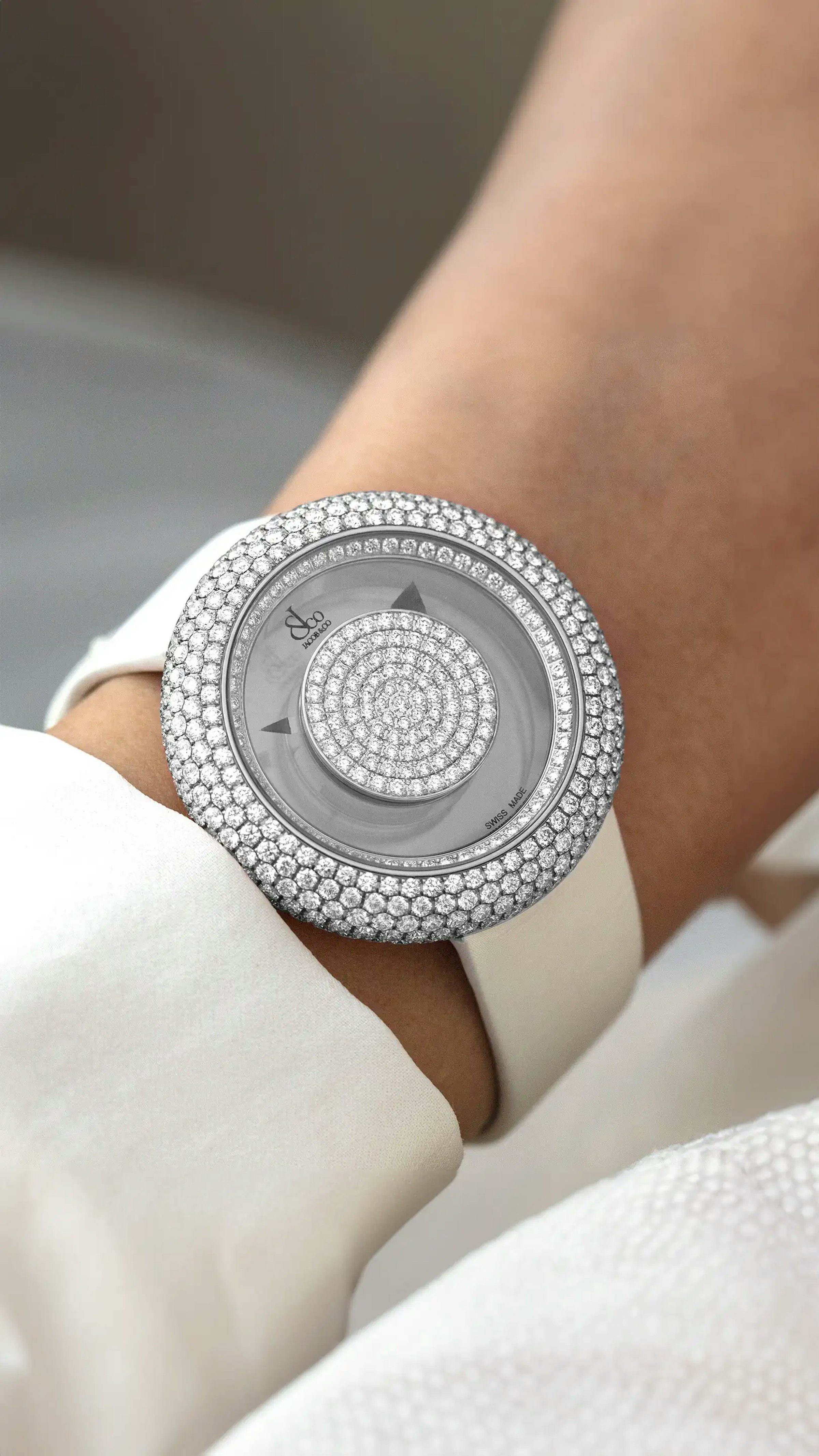 The Brilliant Mystery Pavé in white gold, worn on the left wrist.