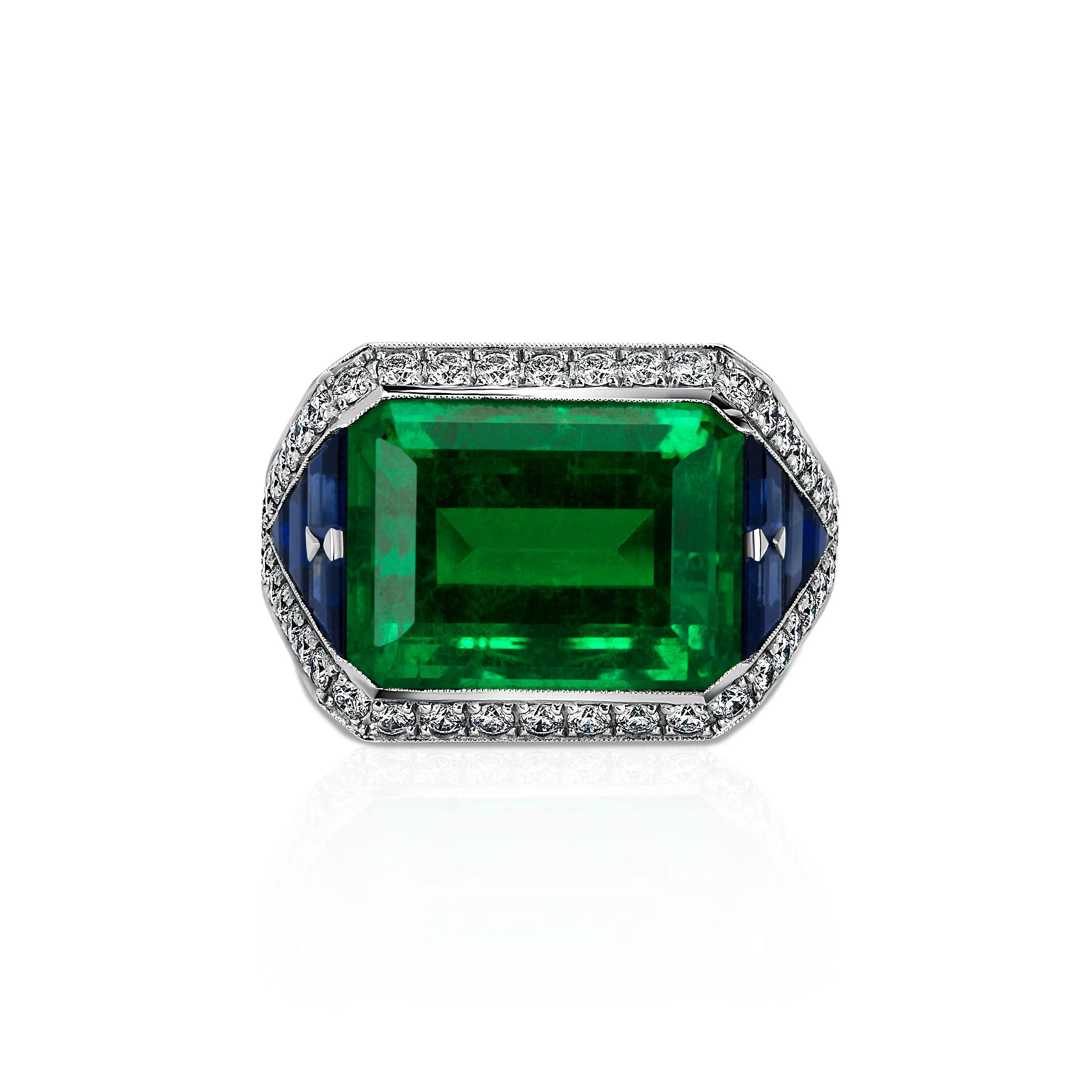 top view of the eye of the emerald ring.