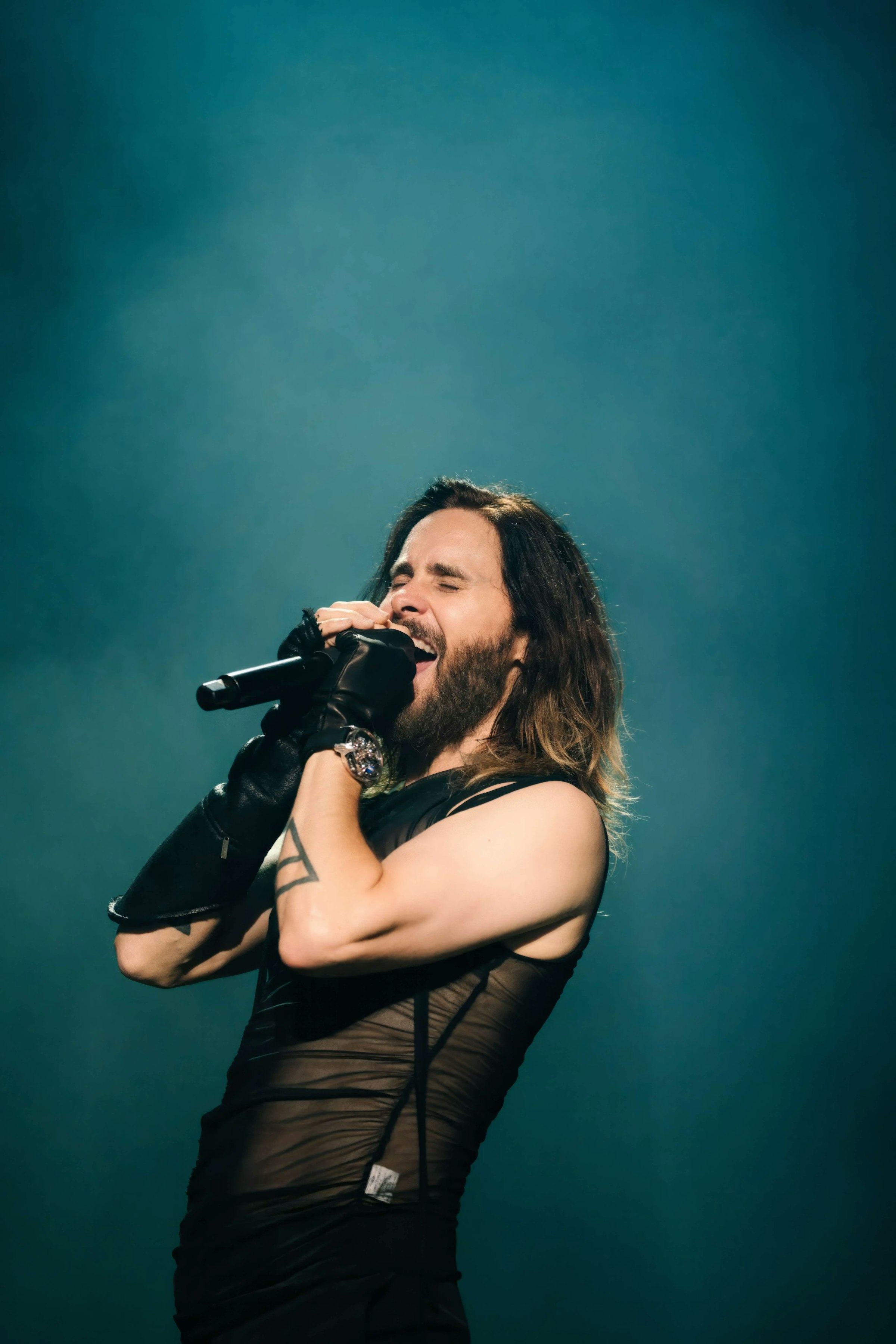 Image of Jared Leto singing into a microphone