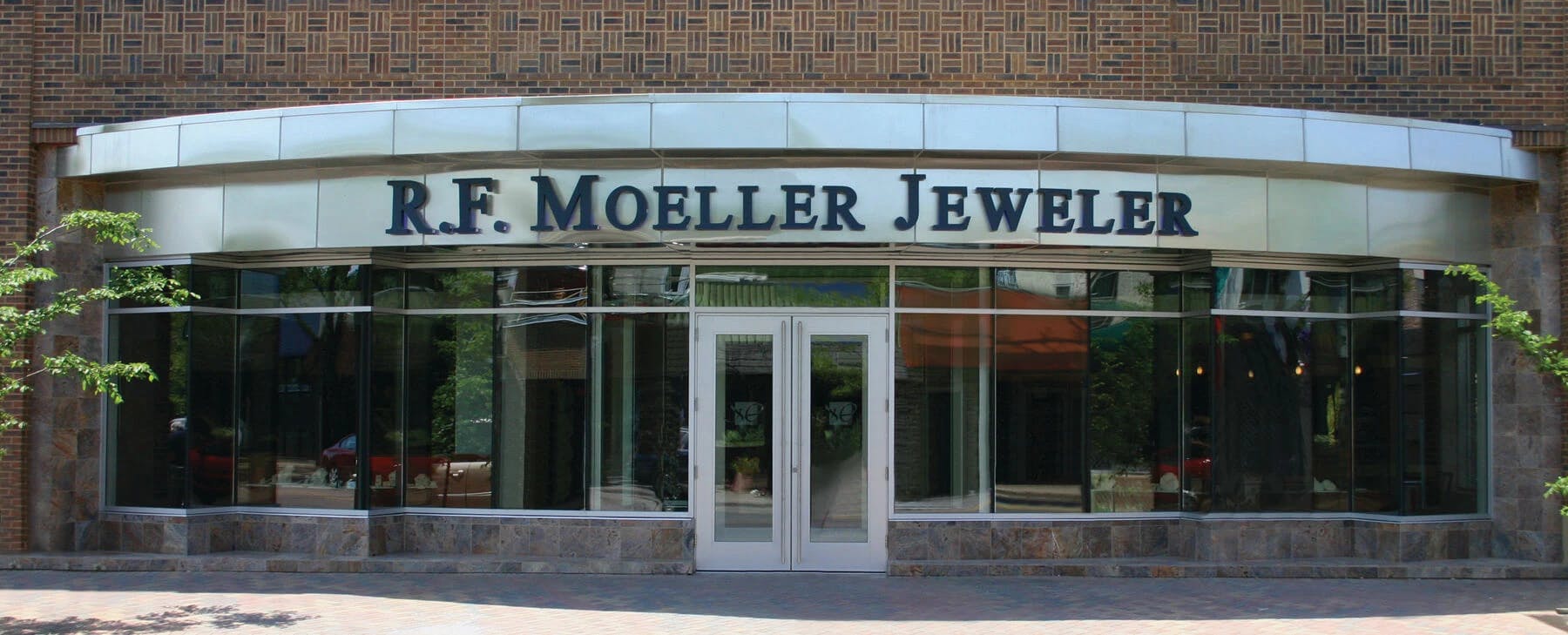 Storefront Of The R.F. Moeller Jeweler Retailer in Edina Minnesota