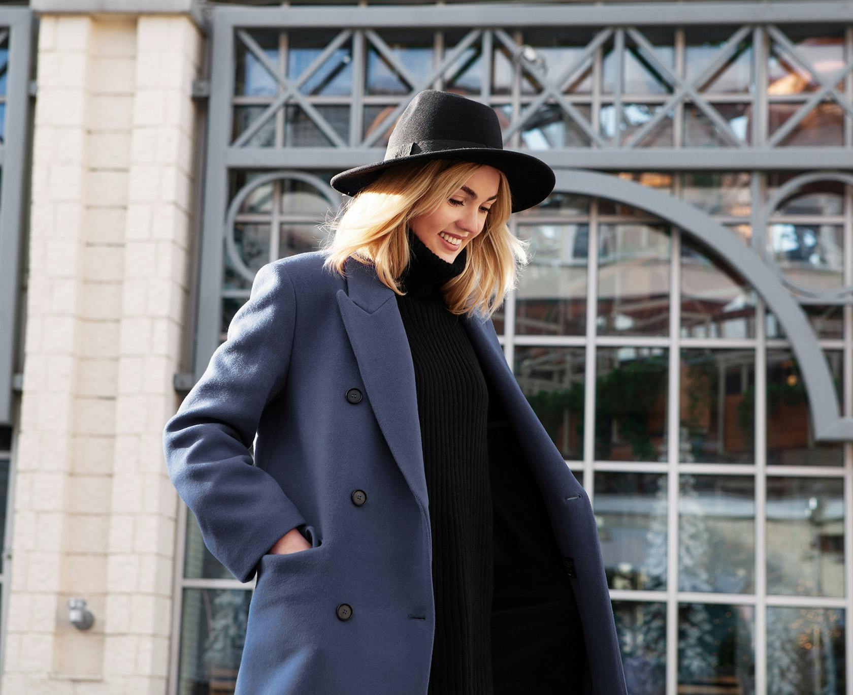 Woman wearing a black turtleneck and hat