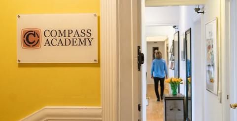 Dame går i Compass Academy korridor