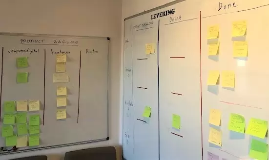 Scrum board med post-its hos compass kurser