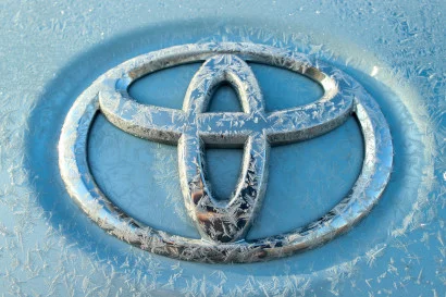 toyota logo med frost på