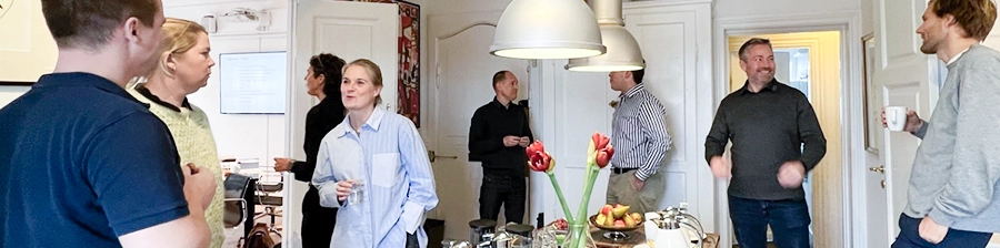 RPA- og AI-ansatte, der studerer på Compass Academy