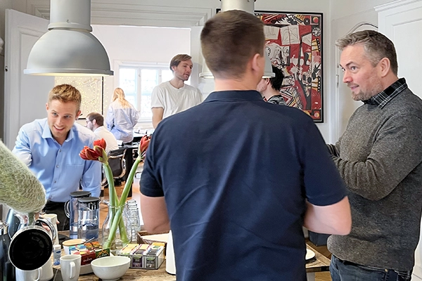 Compass kursister snakker ved kaffebordet