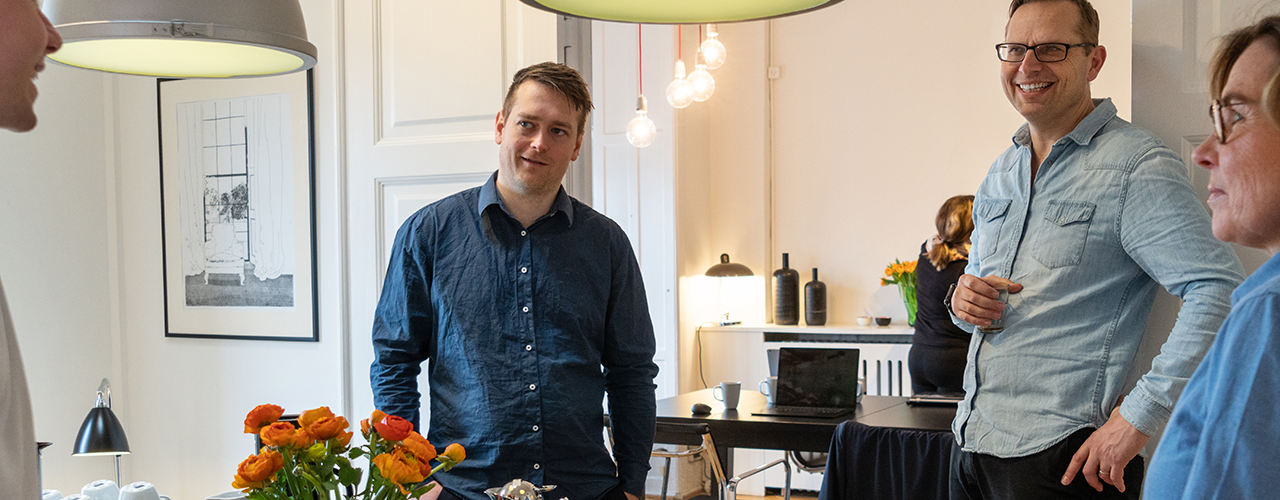 Kursister holder kaffepause hos Compass Academy