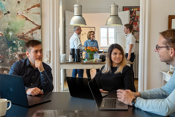 kursister snakker i undervisningslokale hos Compass