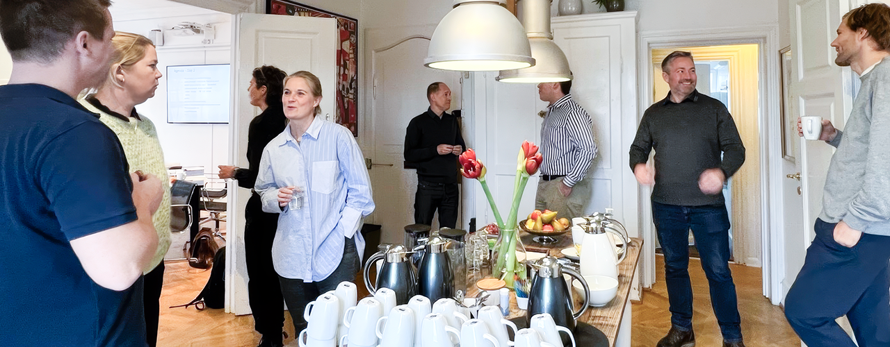 Kursister snakker sammen og holder kaffepause på Lean kursus hos Compass Academy