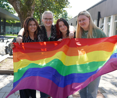 elever med regnbueflag