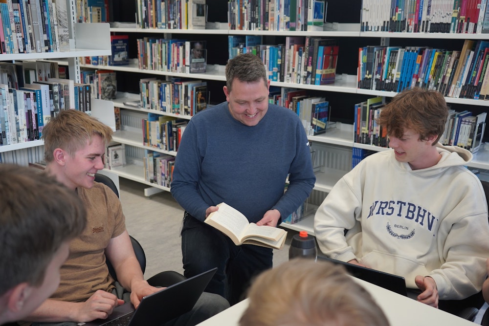 bibliotekar og elever på biblioteket