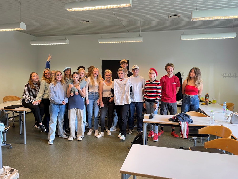 Elever klædt i det franske flags farver