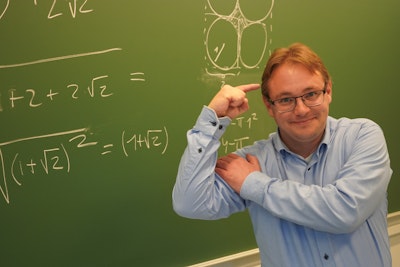 Matematiklærer Kasper står foran tavlen