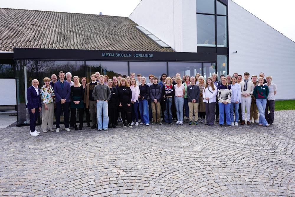 Gruppefoto med elever, lærere, ledelse og bestyrelse