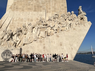 En klasse foran monument i Portugal