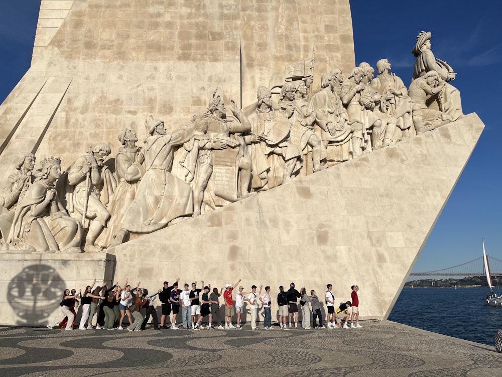 En klasse foran monument i Portugal