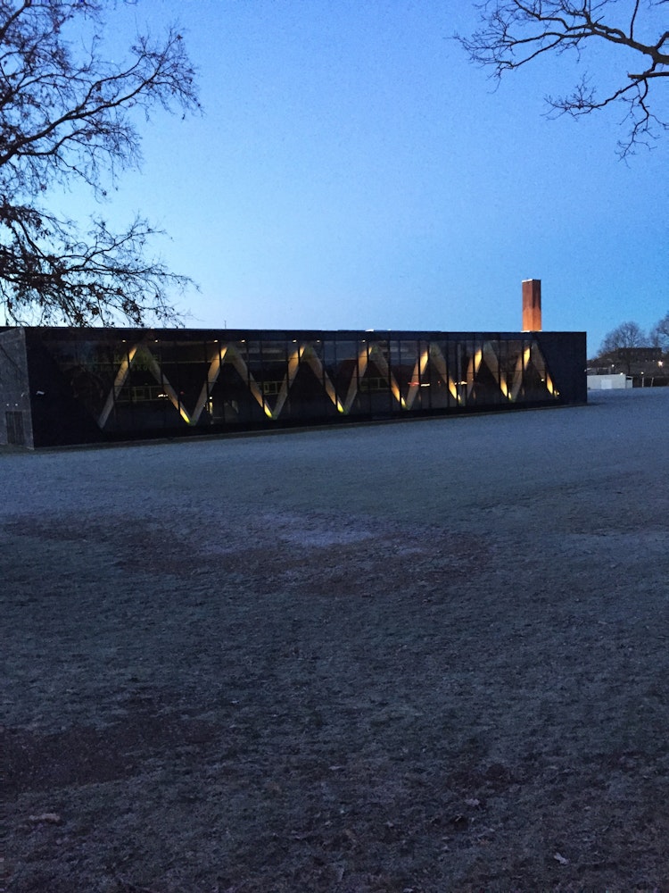 Billede af Hallen udefra en frostklar aften