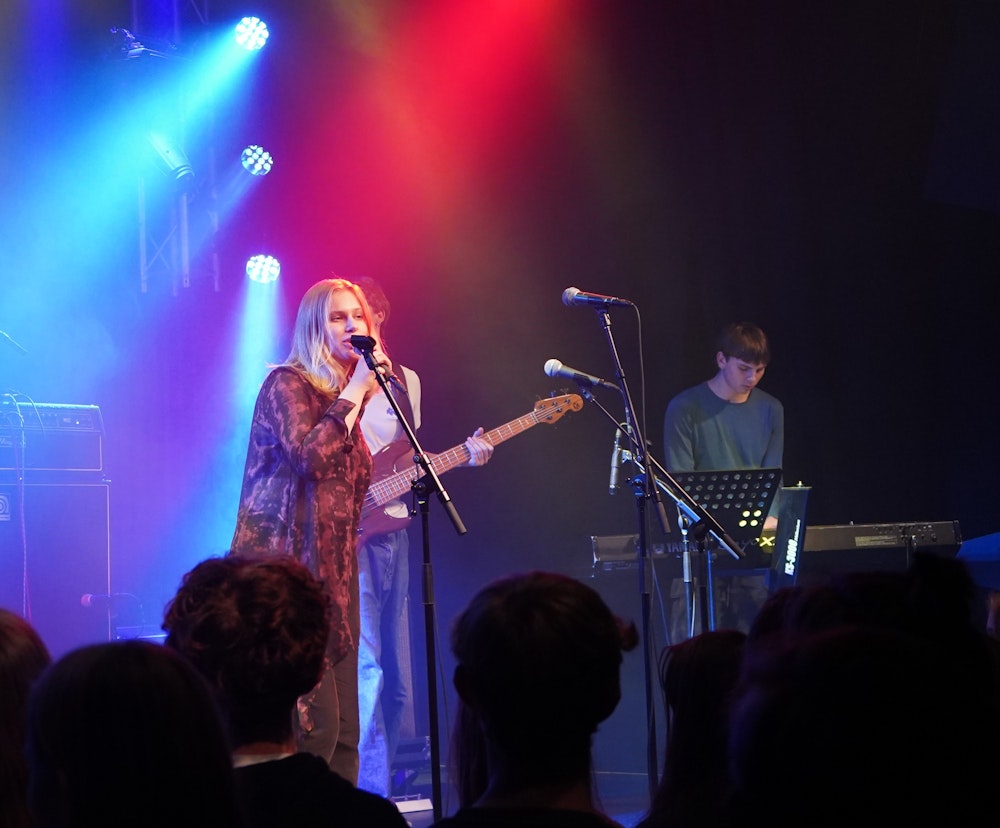 Musikelever spiller koncert på spillestedet Gimle