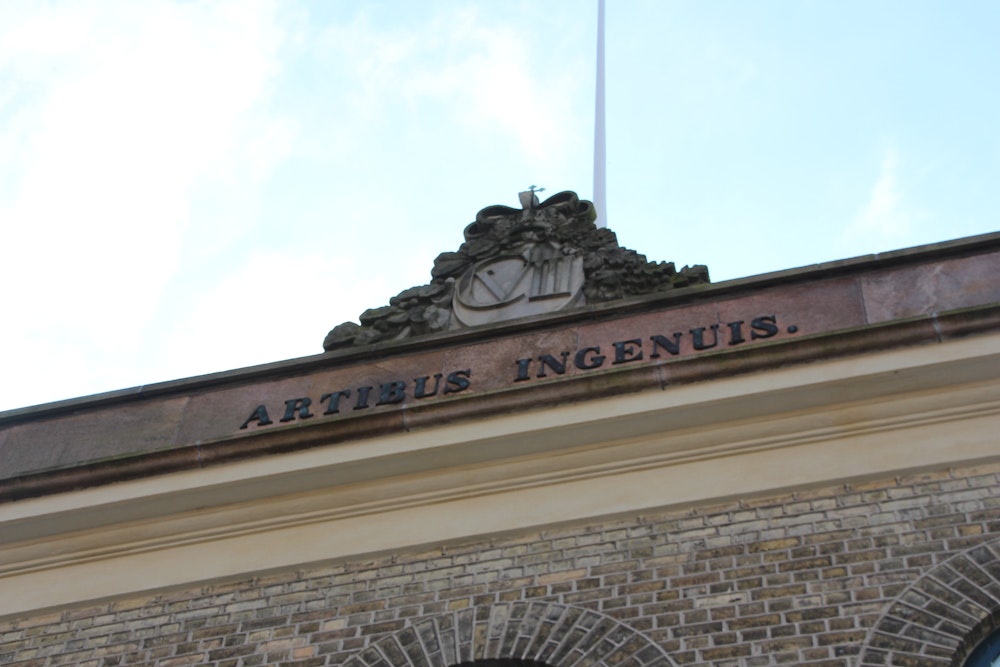 Ordene Artibus Ingenuis på skolens gamle bygninger