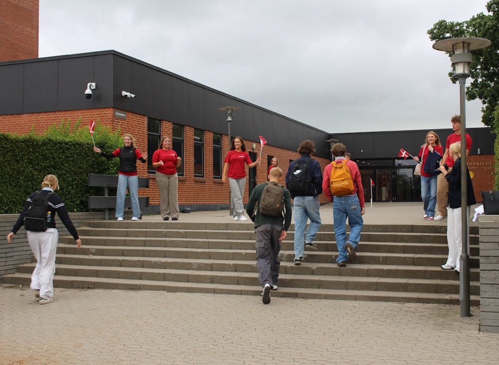 elever ankommer til første skoledag